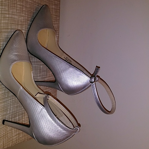 Silver heels - Picture 2 of 4